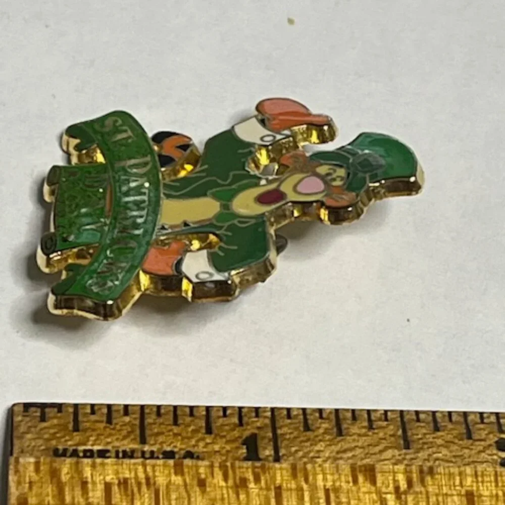 Tigger from Winnie the Pooh St. Patrick's Day 2002 Lapel Hat Vest Pin 1.25